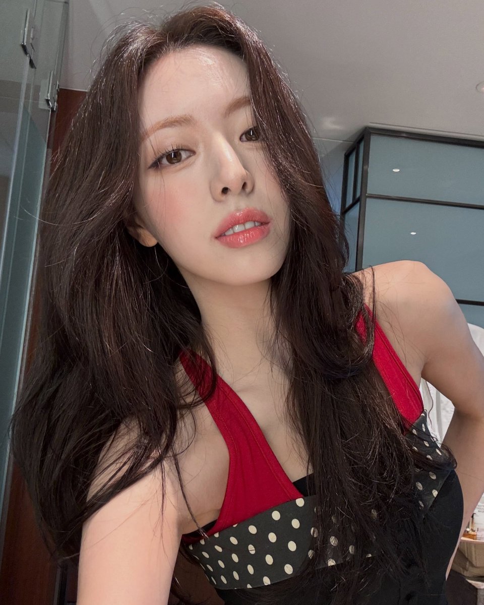 yunaspics's tweet photo. oh she knows she's HOT https://t.co/3fiUvD7UMg