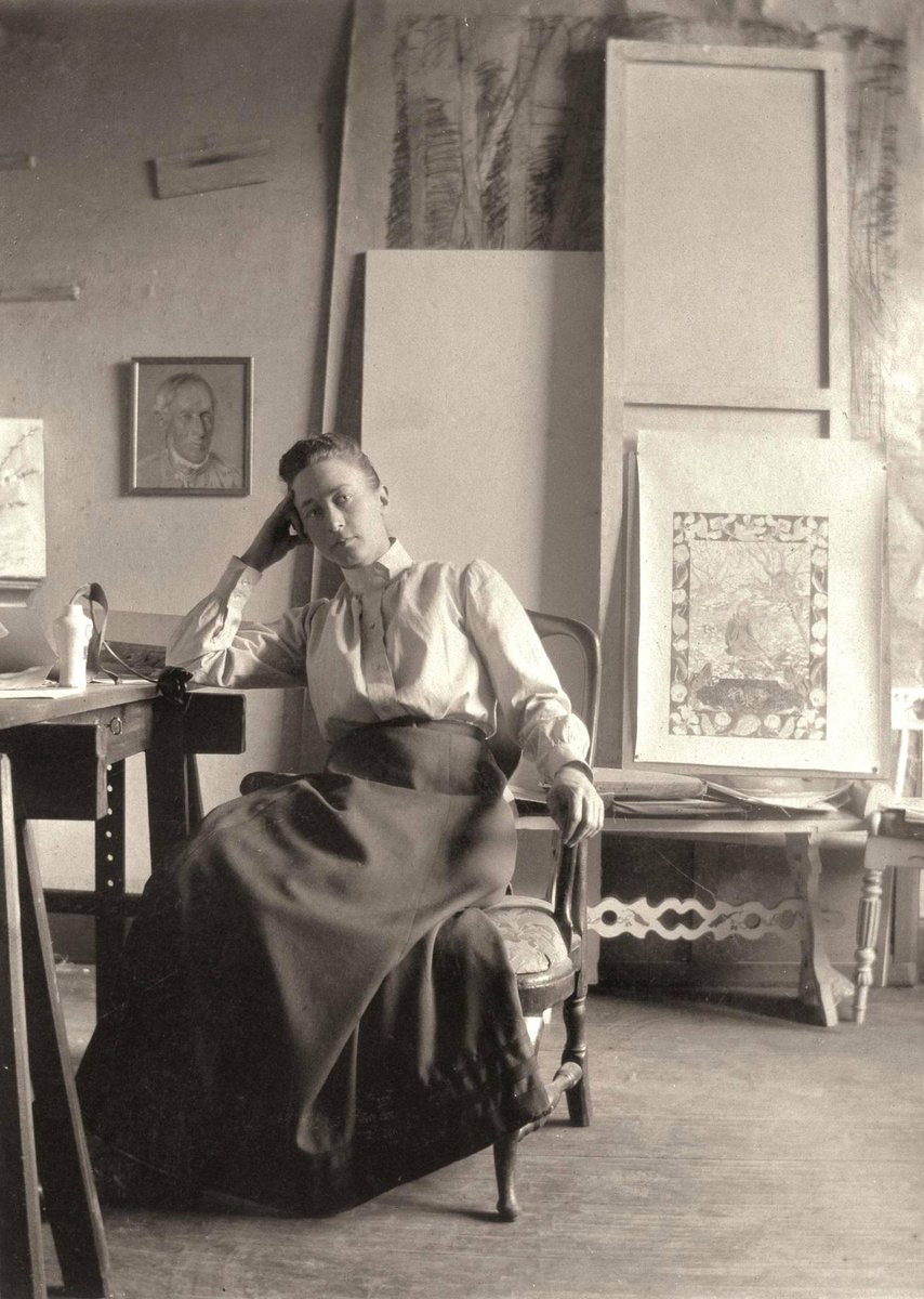 allontanarsio's tweet photo. Une photo de Hilma af Klimt dans son studio à Stockholm, prise vers les années 1880. https://t.co/uLBw8oHjTS