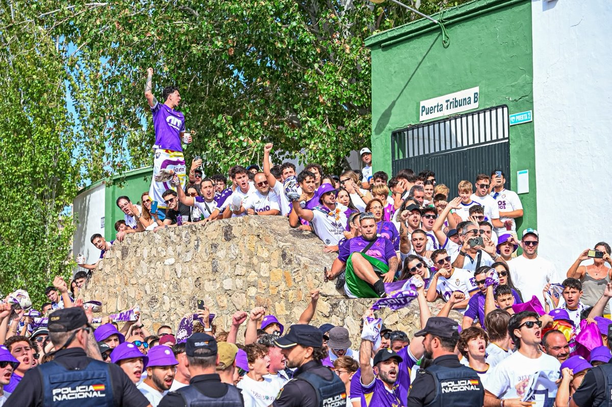 RealJaenCF's tweet photo. Nuestra afición ya se encuentra en Antequera viviendo la previa del partido de hoy😍

¿Tú también estás por allí? Envíanos tus fotos y vídeos y haznos partícipes de este ambiente lagarto📤💜

#AntequeraCFRealJaénCF #RealJaen2627 #Afición https://t.co/CnIf0yFmYE
