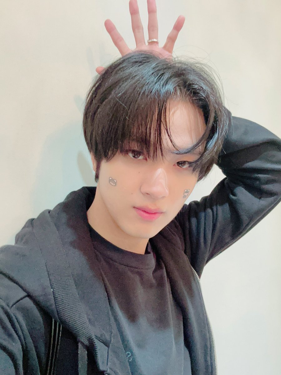 sunhaefs's tweet photo. siapa yang belum tau???
sfs/haefs pose tuh dulu begini loh 😆
haechan pernah buat pose, kalo ketemu sunflowers harus nyapa pake pose ✋🏻😊✋🏻
sekarang official posenya 🐻✋🏻🌻

SUNFLOWER DAY WITH HAECHAN
#8YearsToFSSForever
#해찬이가_키운_8년차_해바라기 https://t.co/rHbjJsAvJs