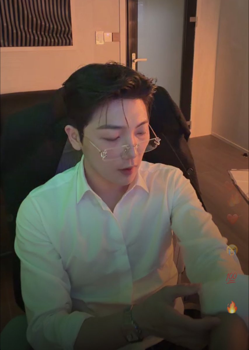 forhyunminie's tweet photo. GOD HELP ME I FEEL LIKE A VICTORIAN WOMAN!! HE’S SO HOT HELPPPP 🥵🥵🥵 https://t.co/36zkKVktL7