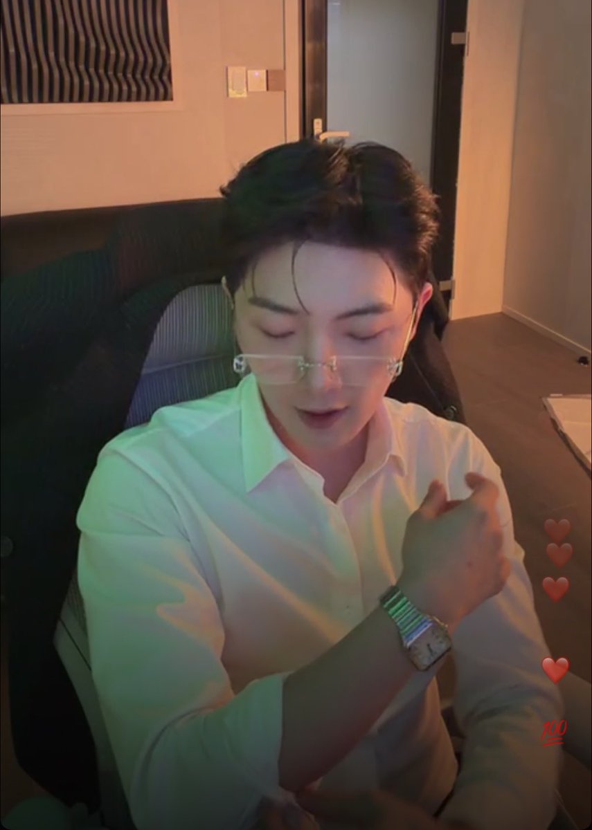 forhyunminie's tweet photo. GOD HELP ME I FEEL LIKE A VICTORIAN WOMAN!! HE’S SO HOT HELPPPP 🥵🥵🥵 https://t.co/36zkKVktL7