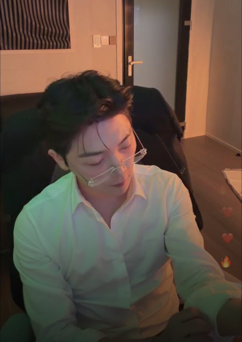 forhyunminie's tweet photo. GOD HELP ME I FEEL LIKE A VICTORIAN WOMAN!! HE’S SO HOT HELPPPP 🥵🥵🥵 https://t.co/36zkKVktL7