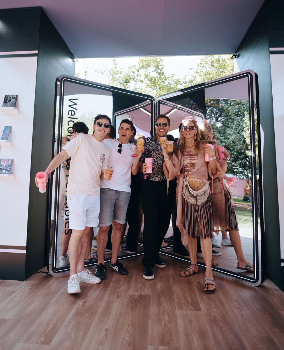 ke_ke2005's tweet photo. Now THIS is how you make an entrance! 🎪✨ The performance at LMC had the whole place feeling like we’d stepped into another world. Add the Galaxy Hangout Imaginarium to the mix and Samsung really created a whole vibe! 🔥👏🏽

@SamsungMobileSA
#GalaxyZFold8 #LMC #SamsungMobileSA https://t.co/nsTRrizbzj