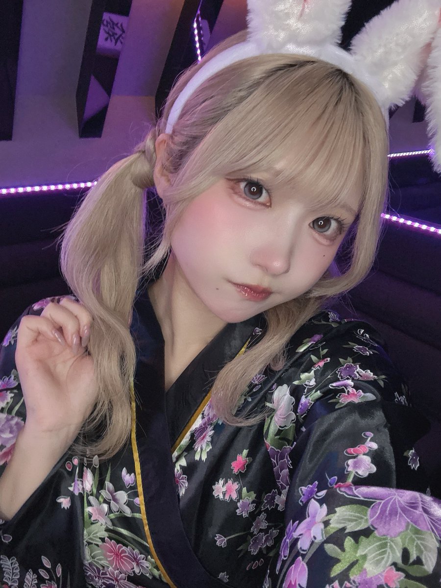 mfteu_sab's tweet photo. 今週もたくさんありがとう！！久々に会えたりいっぱい褒めてもらえたりシャンパンもご飯もチェキ、乾杯も幸せでした〜😭もらった幸せ全部お返しできたらいいな…

また月末も2日間いるのでよろしくね🐰 https://t.co/UfJqY8YNxZ