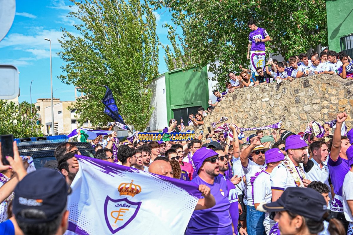 RealJaenCF's tweet photo. Nuestra afición ya se encuentra en Antequera viviendo la previa del partido de hoy😍

¿Tú también estás por allí? Envíanos tus fotos y vídeos y haznos partícipes de este ambiente lagarto📤💜

#AntequeraCFRealJaénCF #RealJaen2627 #Afición https://t.co/CnIf0yFmYE