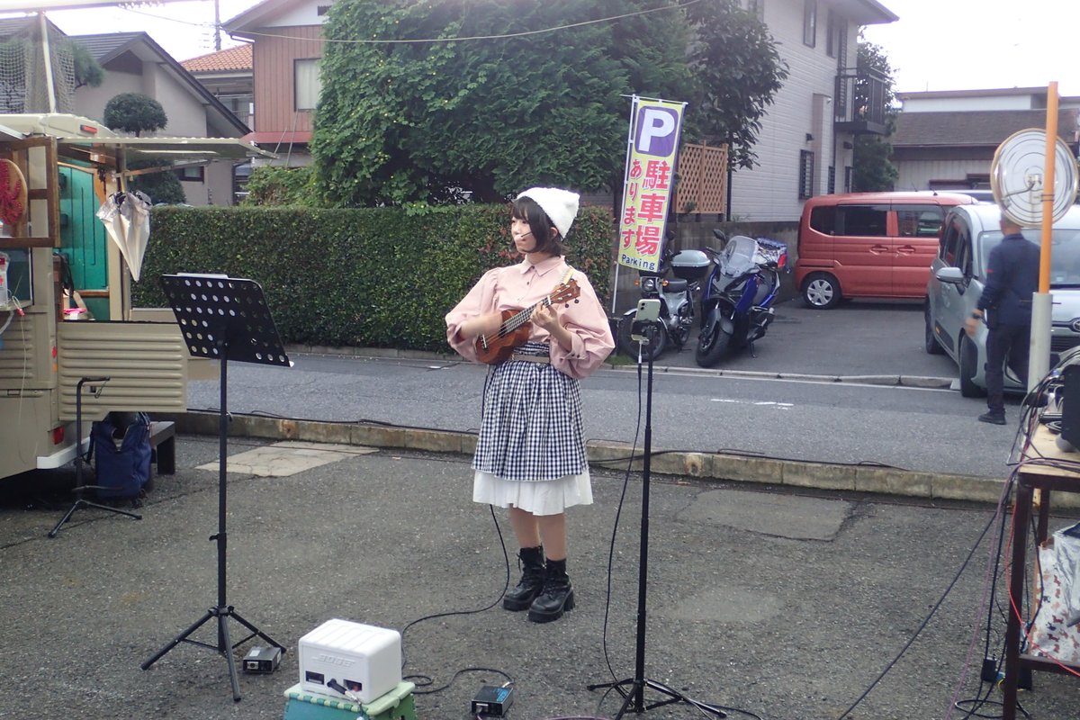 skymisaki's tweet photo. レッツゴーマルシェ！！
ナイトマルシェは今年は見納めかな。
新曲の掛け声もみんな楽しんでたね。
今日もほたコーヒー &amp; キッチンカー料理、おなか一杯戴きました。
#美女木ベース
#キッチンカー
#ナイトマルシェ
#汐川ほたて https://t.co/13BGX16rOt