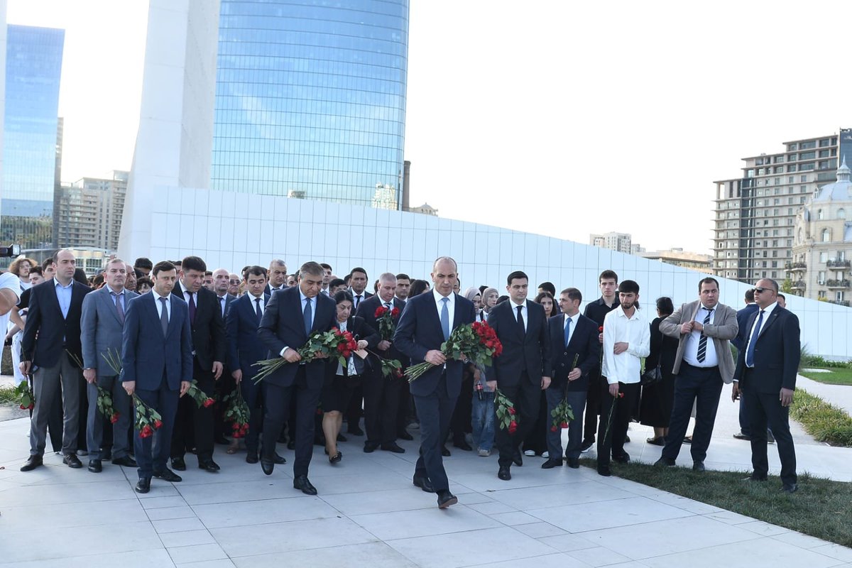 ARIKZF's tweet photo. İpoteka və Kredit Zəmanət Fondunun kollektivi Anım Günü ilə əlaqədar Zəfər abidəsini ziyarət edib
Fondun əməkdaşları ölkəmizin ərazi bütövlüyü uğrunda qəhrəmancasına döyüşərək canlarından keçmiş şəhidlərin əziz xatirəsini ehtiramla yad edərək,abidənin önünə gül dəstələri düzüblər https://t.co/yisYy4pmGz