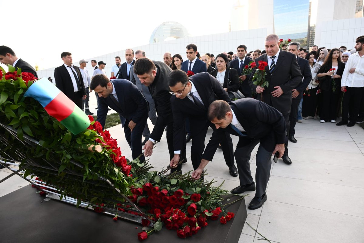 ARIKZF's tweet photo. İpoteka və Kredit Zəmanət Fondunun kollektivi Anım Günü ilə əlaqədar Zəfər abidəsini ziyarət edib
Fondun əməkdaşları ölkəmizin ərazi bütövlüyü uğrunda qəhrəmancasına döyüşərək canlarından keçmiş şəhidlərin əziz xatirəsini ehtiramla yad edərək,abidənin önünə gül dəstələri düzüblər https://t.co/yisYy4pmGz