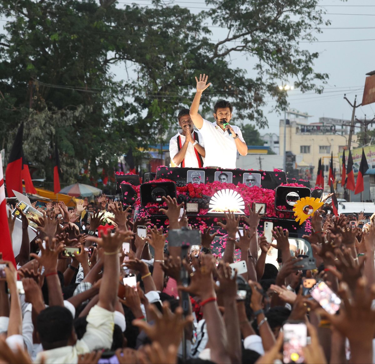 Udhaystalin's tweet photo. தீர்ந்து போன சக்தியென்று சொல்லிவிட்டு அவர்களிடமே MLA கொள்முதல் செய்த குதிரை பேர ஆளுங்கட்சிக்கும் - Dummy முதலமைச்சருக்கும் மதுராந்தகம் இடைத்தேர்தலில் தக்க பாடம் புகட்டுவோம் என்று கழக வேட்பாளர் @iparanthamen அவர்களுக்கு ஆதரவாக மதுராந்தகம் நகரில் இன்று வாக்கு சேகரித்தோம்.

@evvelu @thamoanbarasan @ksundarmla @AbdulmalikDmk