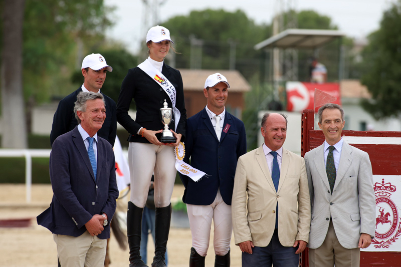 OcioCaballo's tweet photo. El Gran Premio Real Maestranza de Caballería de Sevilla para Uxue Arruza 🏆

✏️ NOTICIA COMPLETA: https://t.co/AaUA8kJzGU https://t.co/OsoRL2fObr