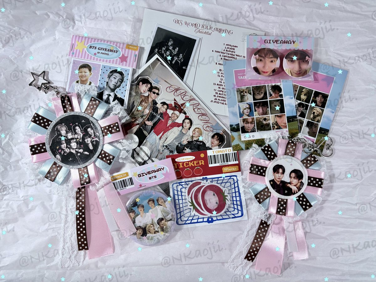 NKaojii's tweet photo. 🎀🐇ྀི♡₊˚ ᴘʀᴇᴠɪᴇᴡ ɢɪᴠᴇᴀᴡᴀʏ มาแง้วคับ! ˚₊‧🎁

₊˚⊹ 3, 5–6 DEC 2026 ⊹˚₊ มารับกันเย้อะๆ น้าา 🥺💗
(กลัวม่ายหมด 😖👉🏻👈🏻)

🎁 BTS set &amp; KOOKV set
𓂃 ࣪˖ เจอกันที่ราชมังฯ คับ ♡

#BTS_WORLDTOUR_BANGKOK https://t.co/5DsJ0ocbRV