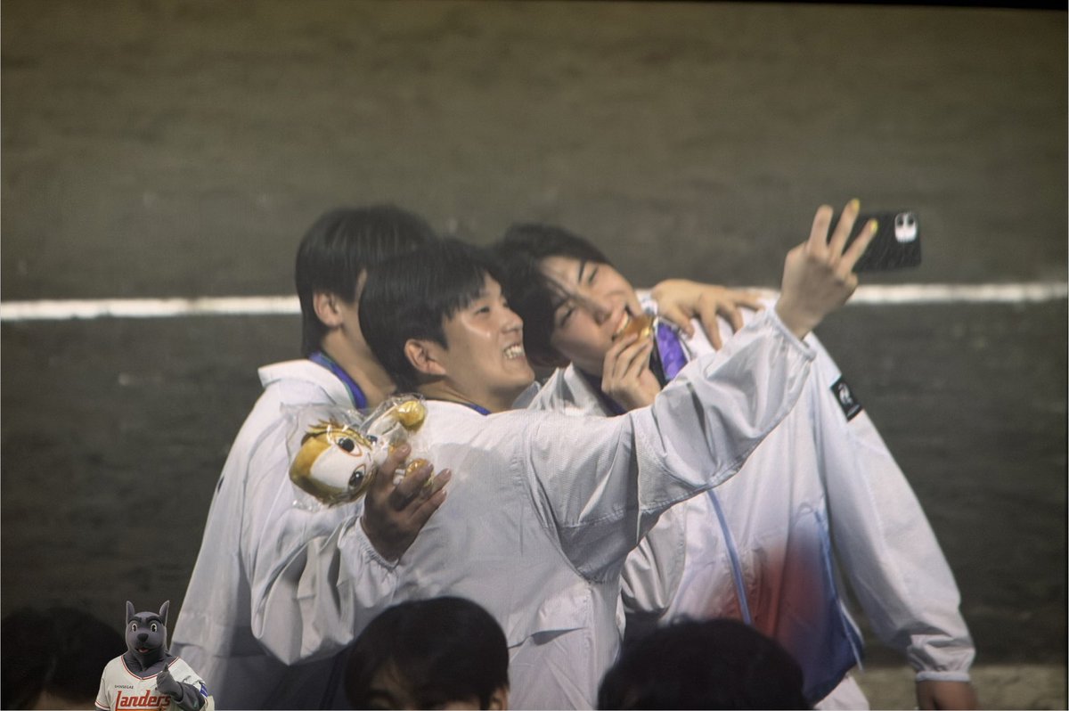 hw_dub_oo's tweet photo. 야 이놈들아 넷이 찍는거 뭔데ㅠㅠㅠㅠㅠㅠ https://t.co/DLLhdNaMs2