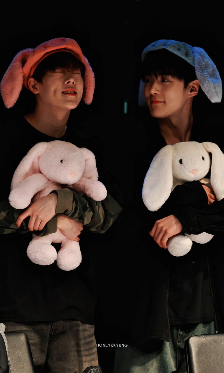 n_____ajin's tweet photo. 250927 🩷🐰🐰🩵

#민혁 #주헌 #MONSTAX #몬스타엑스 https://t.co/BZJDW8Di6C