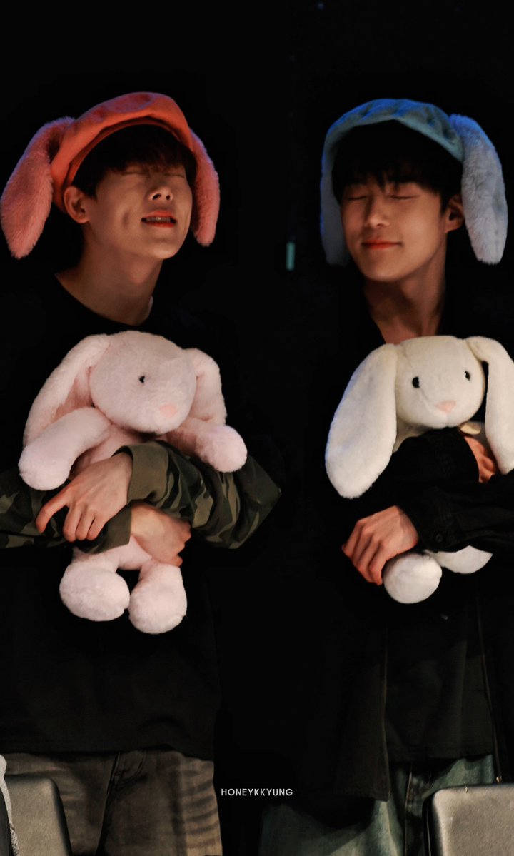 n_____ajin's tweet photo. 250927 🩷🐰🐰🩵

#민혁 #주헌 #MONSTAX #몬스타엑스 https://t.co/BZJDW8Di6C