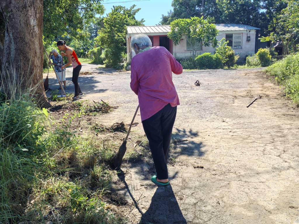 YamileRamosCord's tweet photo. Antes de la fiesta cederista el barrio se movilizó en jornada de limpieza y embellecimiento.  #UnidosXCuba aniversario 66 de los CDR #Cuba #PinardelRío https://t.co/VTmSichJET