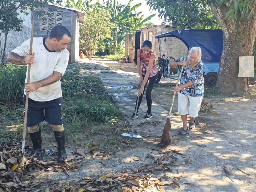 YamileRamosCord's tweet photo. Antes de la fiesta cederista el barrio se movilizó en jornada de limpieza y embellecimiento.  #UnidosXCuba aniversario 66 de los CDR #Cuba #PinardelRío https://t.co/VTmSichJET