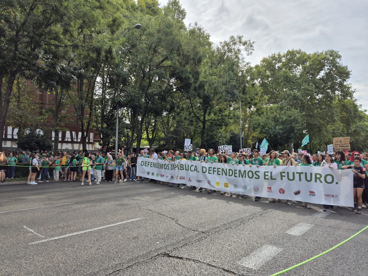 DoctorBaylos's tweet photo. Hoy tambien por la mañana una mani en Madrid por la financiación de la enseñanza publica, incluida la universitaria. Emocionante en encuentro con la gente acampada en Sol por el derecho a la vivienda https://t.co/vtUouxDl2T