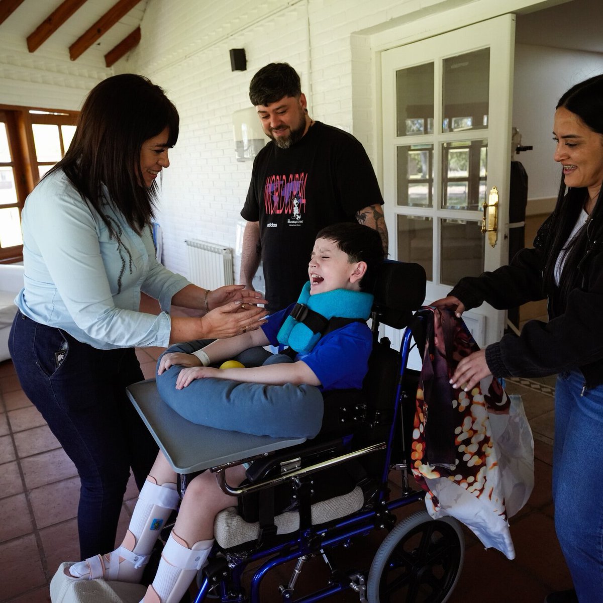 clarincom's tweet photo. LA NUEVA VIDA DE BASTIAN DESPUÉS DEL DRAMÁTICO CHOQUE CON EL UTV EN PINAMAR

Bastian Jerez (9) continúa su recuperación después de que una Amarok lo embistió en La Frontera el 11 de enero. Pasó por 17 operaciones y seis meses de terapia intensiva. Ahora empieza a hablar, mueve los brazos y los dedos, hace kinesiología y trabaja para recuperar la deglución.

Ocho meses después del accidente se reencontró con Melina Santillán, la pediatra que pasaba de casualidad por el lugar, le hizo RCP y lo acompañó hasta el hospital. El nene la reconoció, se emocionó y le agradeció por haberle salvado la vida.

Testimonios de Melina Santillán

“Yo lo entregué en las peores condiciones, en el momento más grave, cuando no sabíamos qué iba a pasar, que no sabíamos si pasaba la noche. Y después de ver que después de ocho meses él me reconoce y está bien, no tiene precio.”

“Él no me conoce, pero quiere conocerme. Eso es lo más lindo. Que un niño reconozca que alguien le salvó la vida.”

“Este es el final feliz que todos esperábamos tener. Todavía falta, pero estamos en camino.”

“Bastian, desde que se accidentó, sigue adelante. Nunca hizo un paso para atrás. En la complejidad. Él estuvo en lo más grave que una persona puede tener en una terapia intensiva. Con un pronóstico funesto, incierto, y los pasos increíbles día a día. Y así seguimos. Esa es la esperanza que no se pierde”.

(+) en Clarín: https://t.co/th3aa46LQC