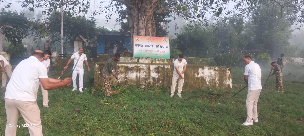 187_crpf's tweet photo. Cleanliness drive at various places of Udhampur organized by 187 Bn CRPF under Swachhata Mission. https://t.co/oScCGbw2uB