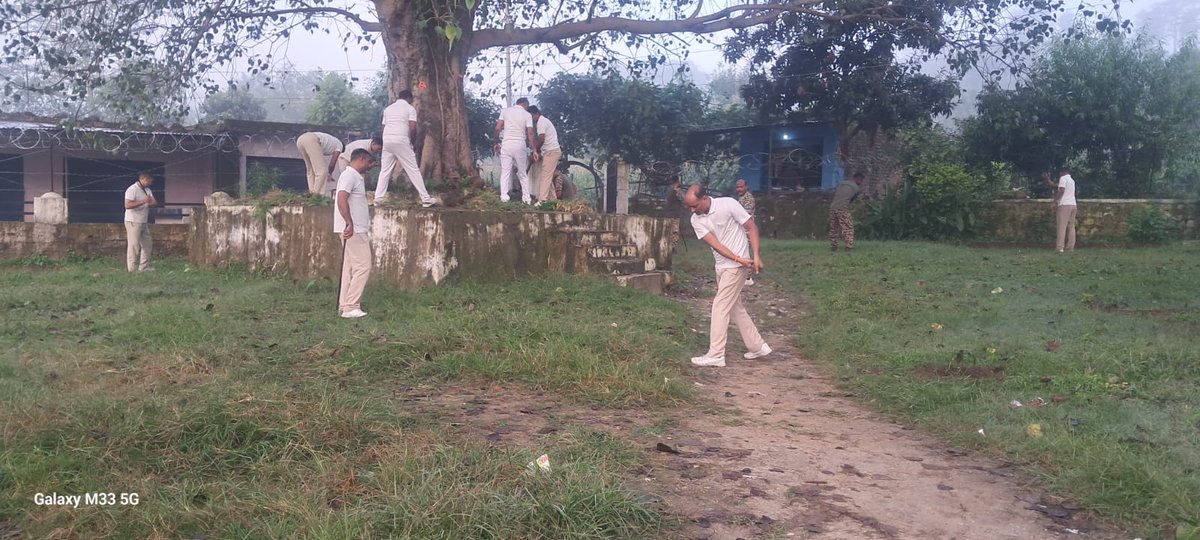 187_crpf's tweet photo. Cleanliness drive at various places of Udhampur organized by 187 Bn CRPF under Swachhata Mission. https://t.co/oScCGbw2uB