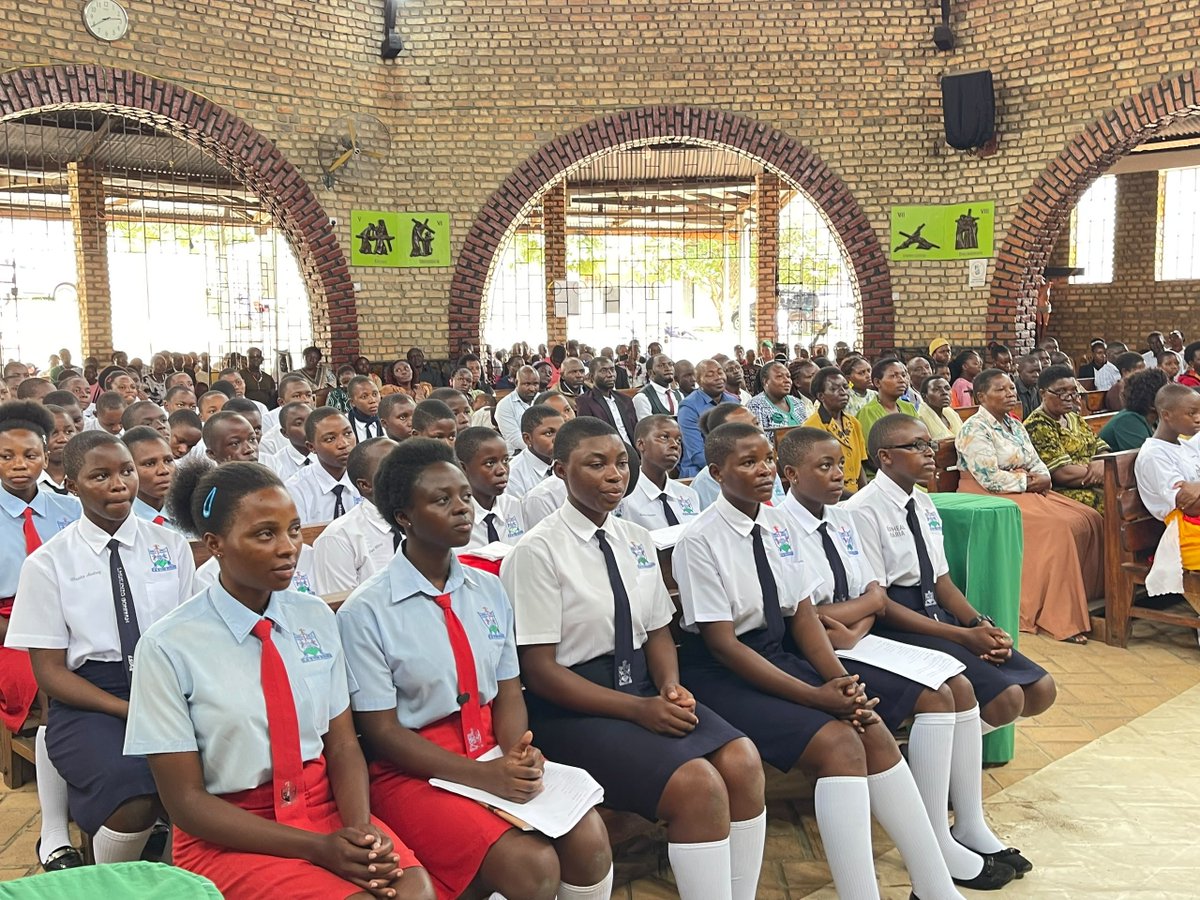 1005kgr's tweet photo. Photo!St. Theresa Girls School Nsenyi today visited the Kasese Cathedral Church, animated Second Mass that was presided over by the Ordinary of the Diocese of Kasese, Rt. Rev. Francis Aquirinus Kibira and later hosted by the Bishop at his Residence.
#kgrupdates https://t.co/zJrqJgkpNr