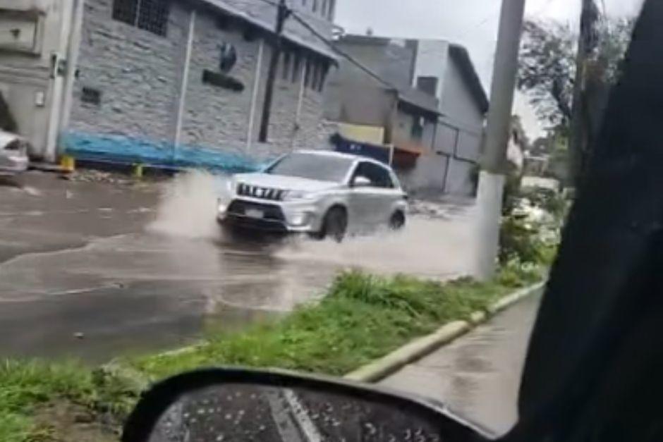 VIDEO: reportan daños en asfalto e inundación por lluvias en el bulevar San Cristóbal