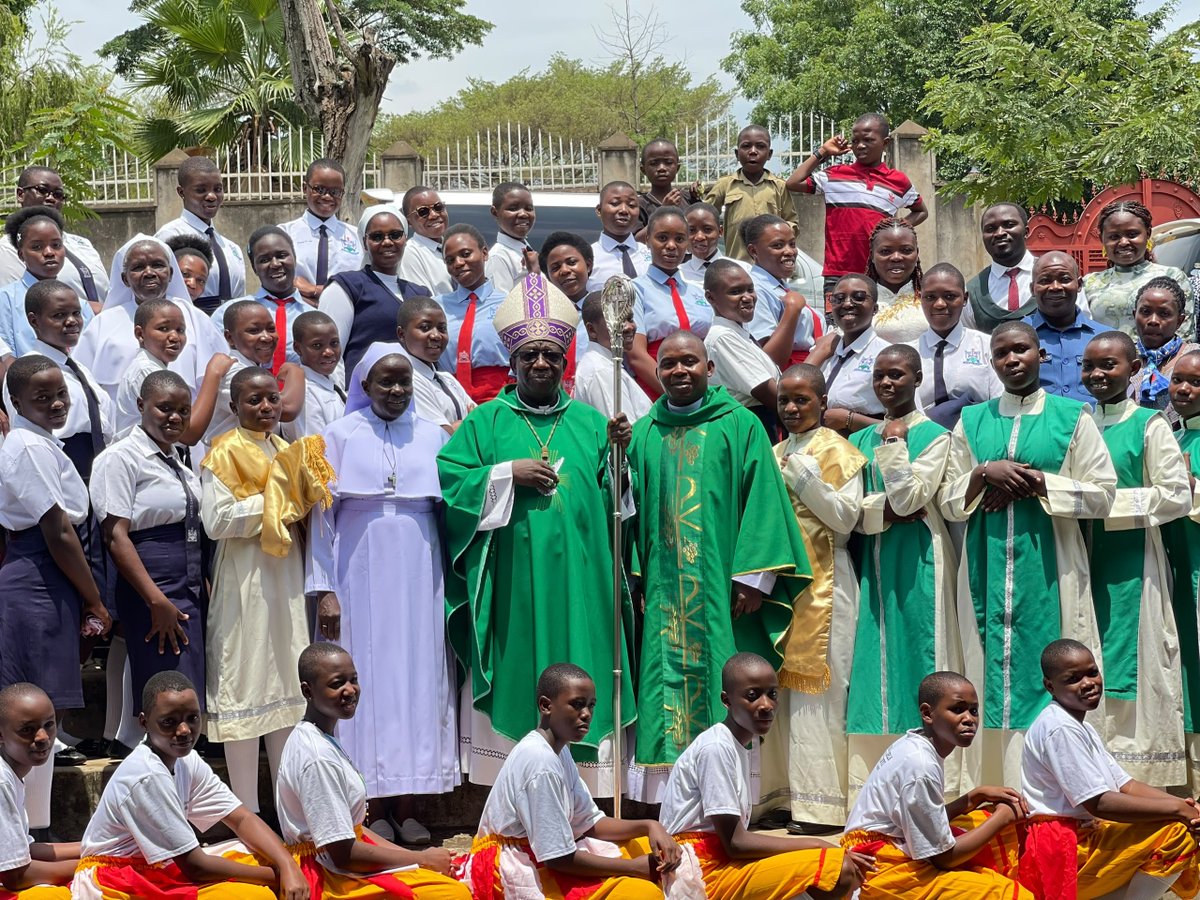 1005kgr's tweet photo. Photo!St. Theresa Girls School Nsenyi today visited the Kasese Cathedral Church, animated Second Mass that was presided over by the Ordinary of the Diocese of Kasese, Rt. Rev. Francis Aquirinus Kibira and later hosted by the Bishop at his Residence.
#kgrupdates https://t.co/zJrqJgkpNr