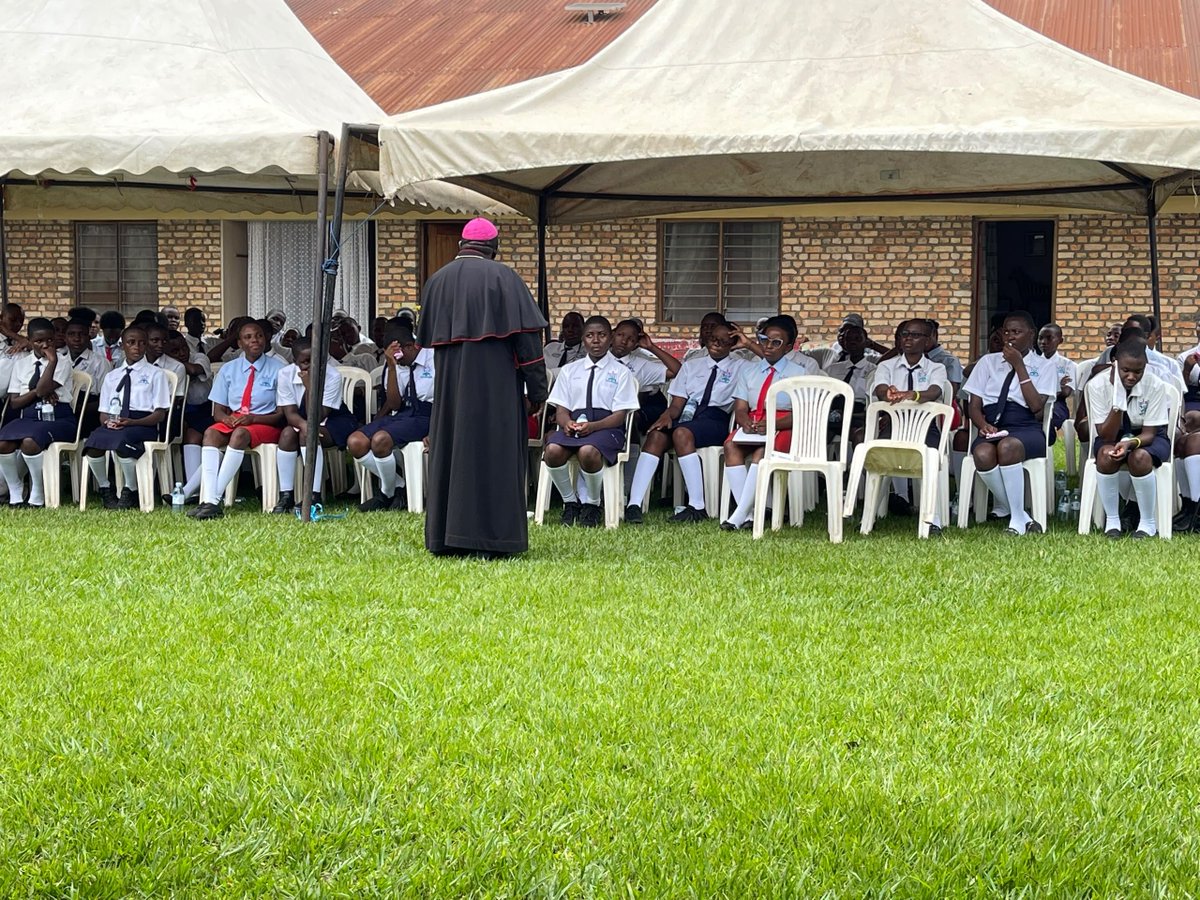 1005kgr's tweet photo. Photo!St. Theresa Girls School Nsenyi today visited the Kasese Cathedral Church, animated Second Mass that was presided over by the Ordinary of the Diocese of Kasese, Rt. Rev. Francis Aquirinus Kibira and later hosted by the Bishop at his Residence.
#kgrupdates https://t.co/zJrqJgkpNr