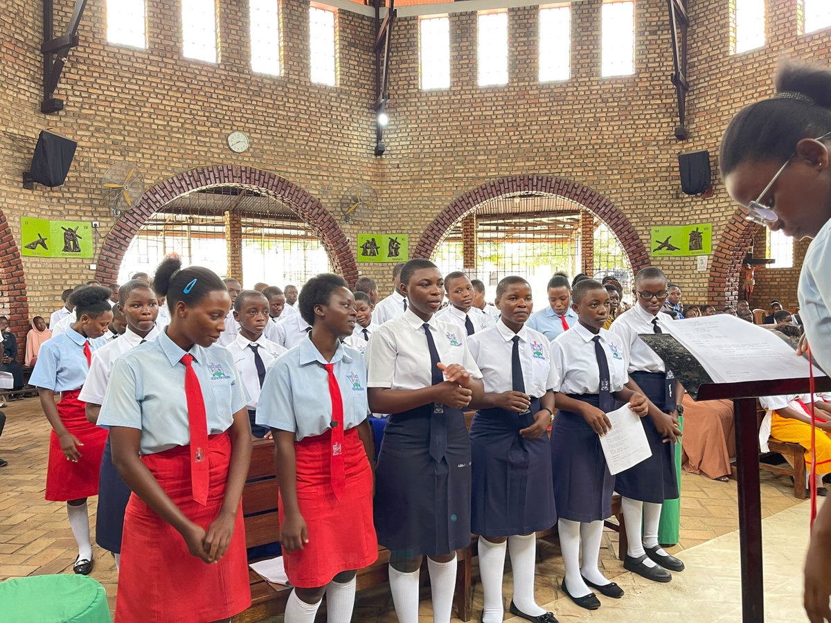1005kgr's tweet photo. Photo!St. Theresa Girls School Nsenyi today visited the Kasese Cathedral Church, animated Second Mass that was presided over by the Ordinary of the Diocese of Kasese, Rt. Rev. Francis Aquirinus Kibira and later hosted by the Bishop at his Residence.
#kgrupdates https://t.co/zJrqJgkpNr