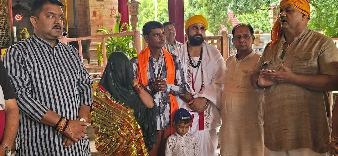epanchjanya's tweet photo. 20 साल बाद राजकुमार ने पत्नी के साथ की घर वापसी

पश्चिम बंगाल के मालदा में रोजगार के लिए गए राजकुमार को कट्टरपंथियों ने दबाव बनाकर बना दिया था मुसलमान 

अब झांसी वापस आने पर पत्नी ��हित वैदिक अनुष्ठान कर पुन: मूल धर्म "सनातन" को अपनाया https://t.co/mQapRQPfnK