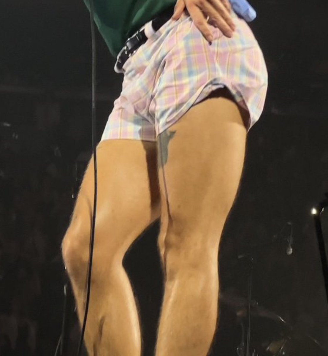 thighrrybot's tweet photo. HELLO????? https://t.co/SXXzRZYrdY