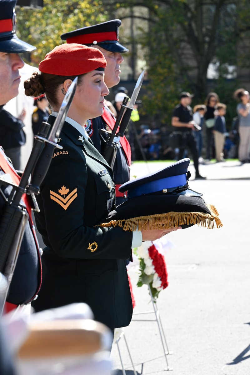 Safety_Canada's tweet photo. On Canadian Police and Peace Officers’ National Memorial Day we honour those who lost their lives protecting our communities. We remember their courage and sacrifice, and the loved ones they left behind. #HeroesInLife https://t.co/fBCpRKUEgO