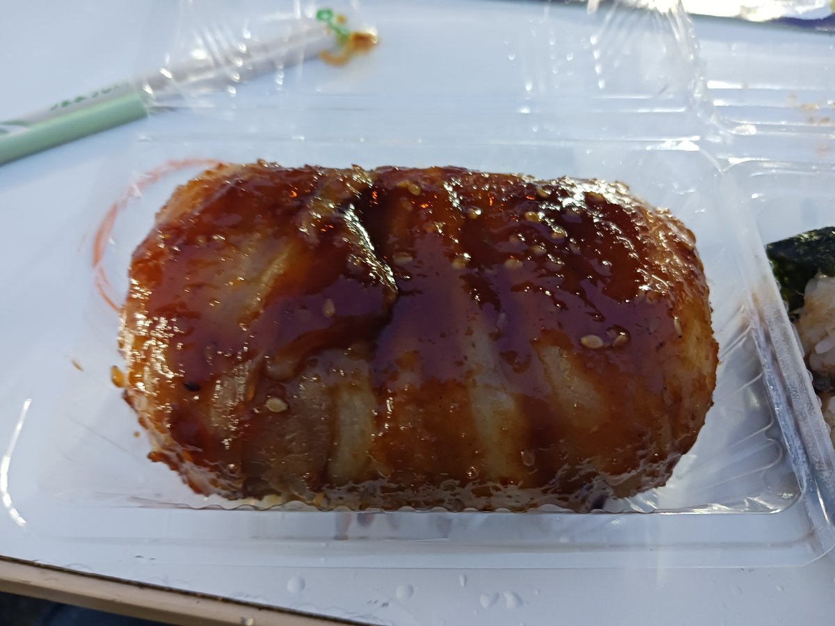 skymisaki's tweet photo. 今日戴いたもの
・肉巻きおにぎり
・おにぎりおかか
・さいころステーキ&amp;ソーセージ
・手作りプリン&amp;シャインマスカット

肉巻きおにぎりが思ってた以上に大きくておなか一杯戴きました。 https://t.co/8w84zRzaL5