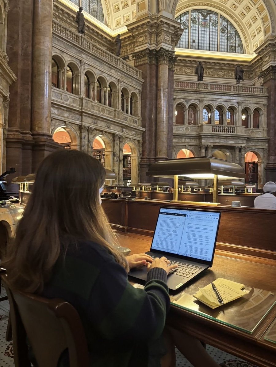 ephhemere's tweet photo. studying at libraries https://t.co/oTGxGXNBl1