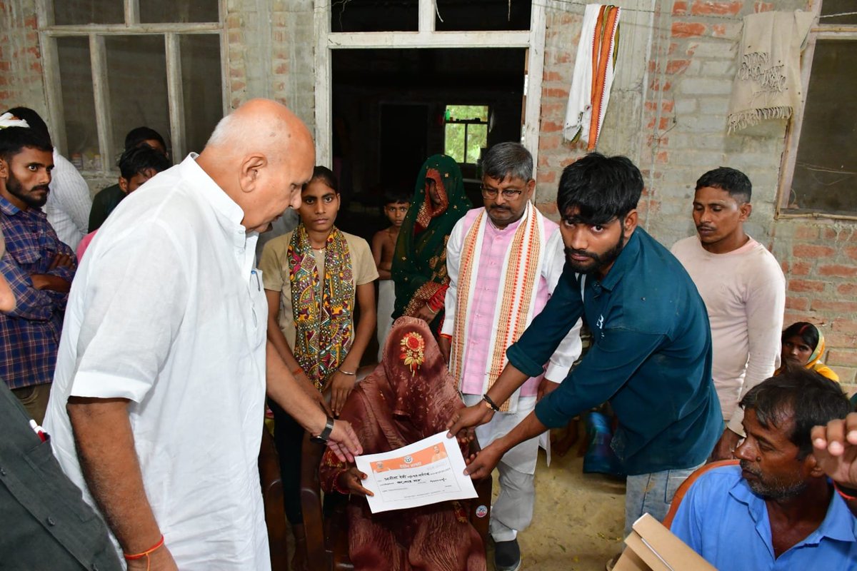 PrakashD22's tweet photo. यही फर्क है भाजपा सरकार और पिछली सपा-बसपा सरकारों में। पहले आपदा में लोग महीनों तक तहसील के चक्कर लगाते थे, मुआवजा नहीं मिलता था। आज योगी जी के राज में 24 घंटे के अंदर DM, SDM खुद घर जाकर चेक देते हैं। ये है संवेदनशीलता, ये है जवाबदेही। धन्यवाद माननीय मुख्यमंत्री योगी आदित्यनाथ जी।