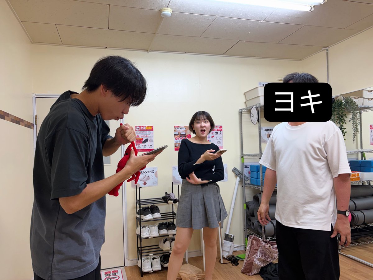 8jozy_sygy's tweet photo. 【今日の稽古場】

🙎🏻：slurp,slurp,slurp,slurp…
🙎🏻‍♀️：Wyd?
🥷🏻：Cringe…

🌝：『ずずずず』は本当に言ってました
　　それ以外は私の妄想です

#8ジー　#8畳シジジー　#演劇 https://t.co/loMvjM0wWL