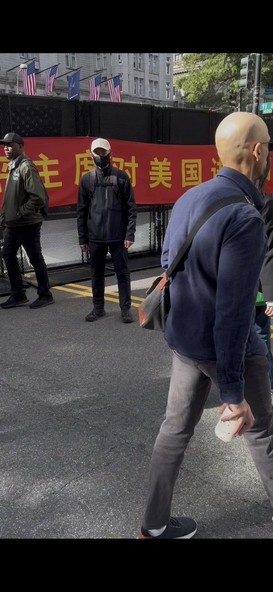 liu1618050's tweet photo. 国家档案馆附近遭三个中共特务跟踪、偷拍、阻挡！ https://t.co/S9OQ0Pi1dT