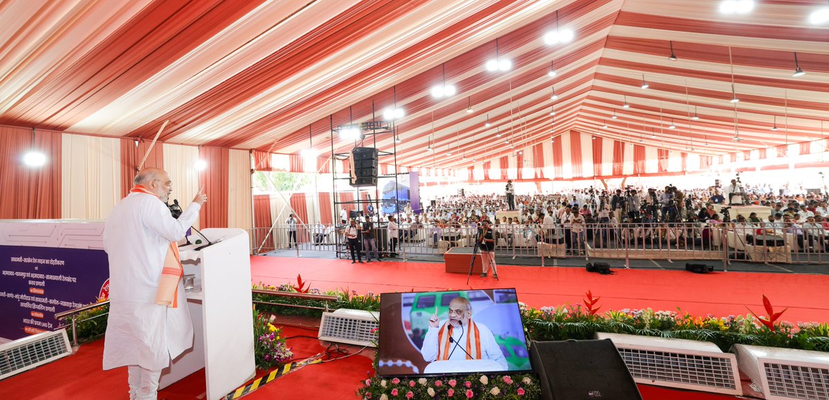 AmitShah's tweet photo. મોદી સરકારમાં રેલ નેટવર્કનું વિસ્તરણ અને આધુનિકીકરણ તો થઈ જ રહ્યું છે, સાથે જ ભારતીય રેલ આત્મનિર્ભરતાની દિશામાં પણ ઝડપથી આગળ વધી રહી છે.

આજે સાબરમતી રેલવે સ્ટેશન ખાતે WAG-12 લોકોમોટિવ મેન્ટેનન્સ શેડનું ઉદ્ઘાટન કર્યું, સાબરમતી-કલોલ તથા સાબરમતી-સાણંદ રેલખંડ પર સ્વચાલિત સિગ્નલિંગ સિસ્ટમનું લોકાર્પણ કર્યું તેમજ રેલ માર્ગના ડબલિંગ અને કવચ સિસ્ટમ સાથે જોડાયેલી ત્રણ પરિયોજનાઓનું ખાતમુહૂર્ત કર્યું.

આ પરિયોજનાઓથી રેલ સંચાલન વધુ સુરક્ષિત અને કાર્યક્ષમ બનશે, માલગાડીઓની અવરજવર સુગમ બનશે તેમજ રોજગારીની નવી તકોનું સર્જન થશે.