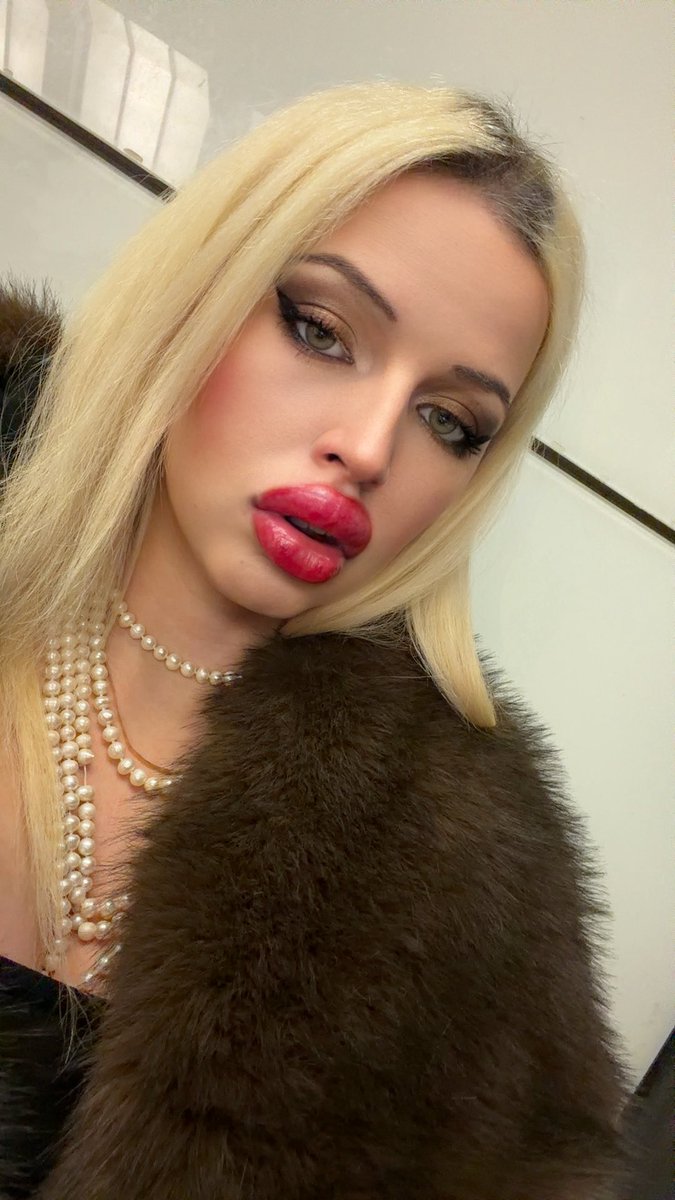lula_bln's tweet photo. #bimbo and fake #fur are a perfect match 🎀 https://t.co/WfXgRt8zur
