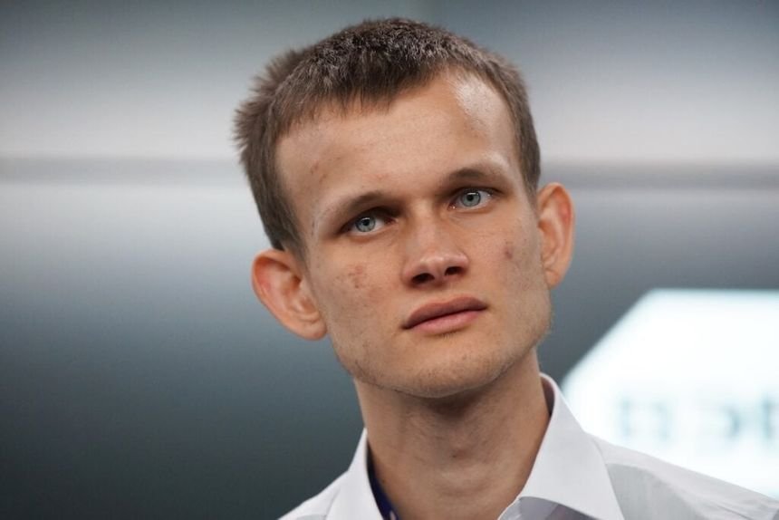 Crypto__Goku's tweet photo. 💬 Vitalik Buterin souhaite qu’Ethereum devienne un véritable « ordinateur mondial cryptographique », capable de combiner sécurité, confidentialité et calcul à très grande échelle.

Et le changement pourrait s’accélérer très vite car, selon lui, Hegota, prévu pour 2027, pourrait être le dernier fork encore facilement reconnaissable par quelqu’un ayant connu Ethereum en 2015. Ensuite viendraient notamment les STARKs récursifs, la vérification formelle automatisée et une architecture résistante aux ordinateurs quantiques.

Ethereum ne chercherait donc plus seulement à être une meilleure blockchain, mais à devenir une nouvelle forme d’infrastructure informatique mondiale.