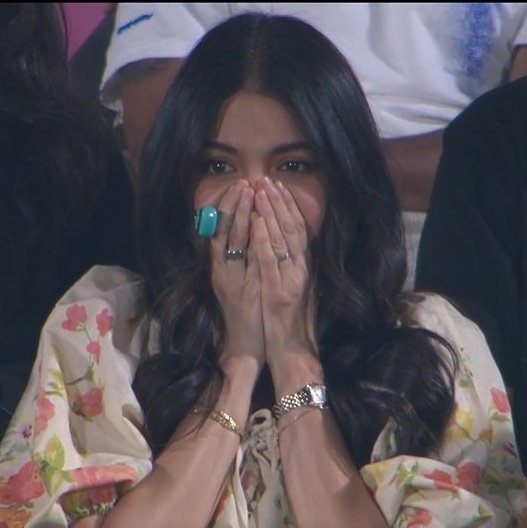 CndAspect's tweet photo. I have the same colour Naam Jap (tally counter) that Anushka Sharma is wearing. https://t.co/AJOJYlBI79