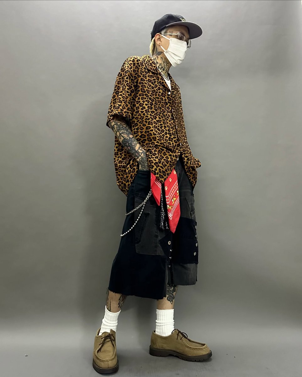 PollyPatriquin's tweet photo. Black-and-purple embroidered cap—one size with adjustable strap. Short choker necklace. Fitted white tank top—one size, 33 cm chest width, 65 cm length; stretchy fabric. Leopard-print shirt—one size, 53 cm shoulder width, 58 cm chest width, 72 cm https://t.co/JJeixPYHvE