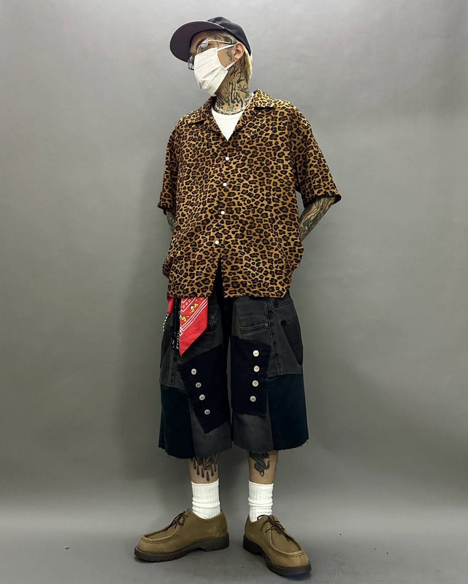 PollyPatriquin's tweet photo. Black-and-purple embroidered cap—one size with adjustable strap. Short choker necklace. Fitted white tank top—one size, 33 cm chest width, 65 cm length; stretchy fabric. Leopard-print shirt—one size, 53 cm shoulder width, 58 cm chest width, 72 cm https://t.co/JJeixPYHvE