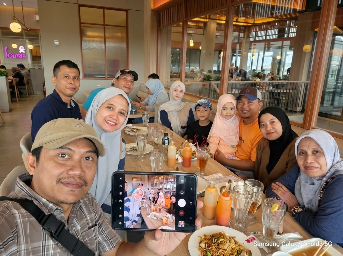 Pututadhik43's tweet photo. @samsungID Merayakan ulang tahun keponakanku Calista #ShapeofNewTrend #GalaxyZFold8 #FoldTheDoubt #NewSelfieTrend https://t.co/Ti89E7Zfu4