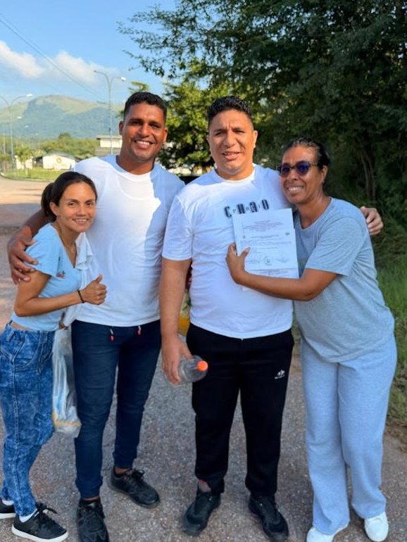 CarlosJRojas13's tweet photo. Que gran alegría estás nuevas liberaciones de #presospolíticos especialmente varios #Gedeones los cuales fueron mis hermanos de cárcel, pero hoy quiero destacar al pescador Cosme Alcalá a quien vimos ser torturado a más no poder en #ElHelicoide. El pana tenia depresión y necesitaba medicación pero la respuesta del #Sebin fue encerrarlo durante meses en un tigrito en condiciones inhumanas como un animal viviendo entre ratas y su propio excremento. Verlo en la jaula se convirtió en parte de ese paisaje atroz, muchos optaban por ignorarlo y yo solo podía sentir rabia-dolor. 

¡Al fin eres libre para disfrutar del mar y comer pescado frito, sin embargo es nuestro deber que esa tragedia no siga invisible y esos torturadores paguen ante la justicia el querer arrebatarle a un vzlano humilde su humanidad! #LibertadParaTodosLosPresosPoliticos