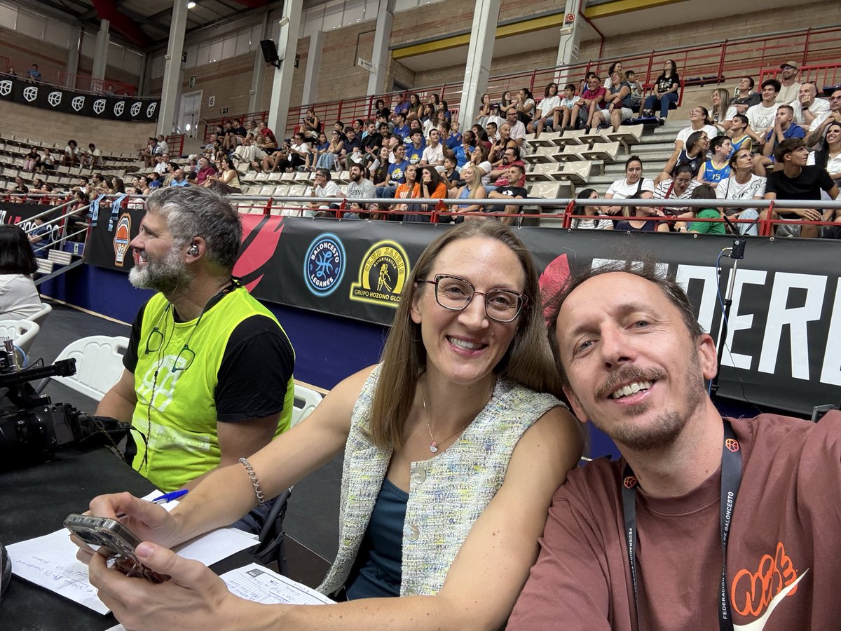 colgadosdelaro's tweet photo. ¡Estamos aquí! Final de la Supercopa LFEndesa. Mañana en el programa (primero de la temporada), pieza de Leslie y Lolaso desde el Pabellón Jorge Garbajosa. https://t.co/Lhp7xtgSs9