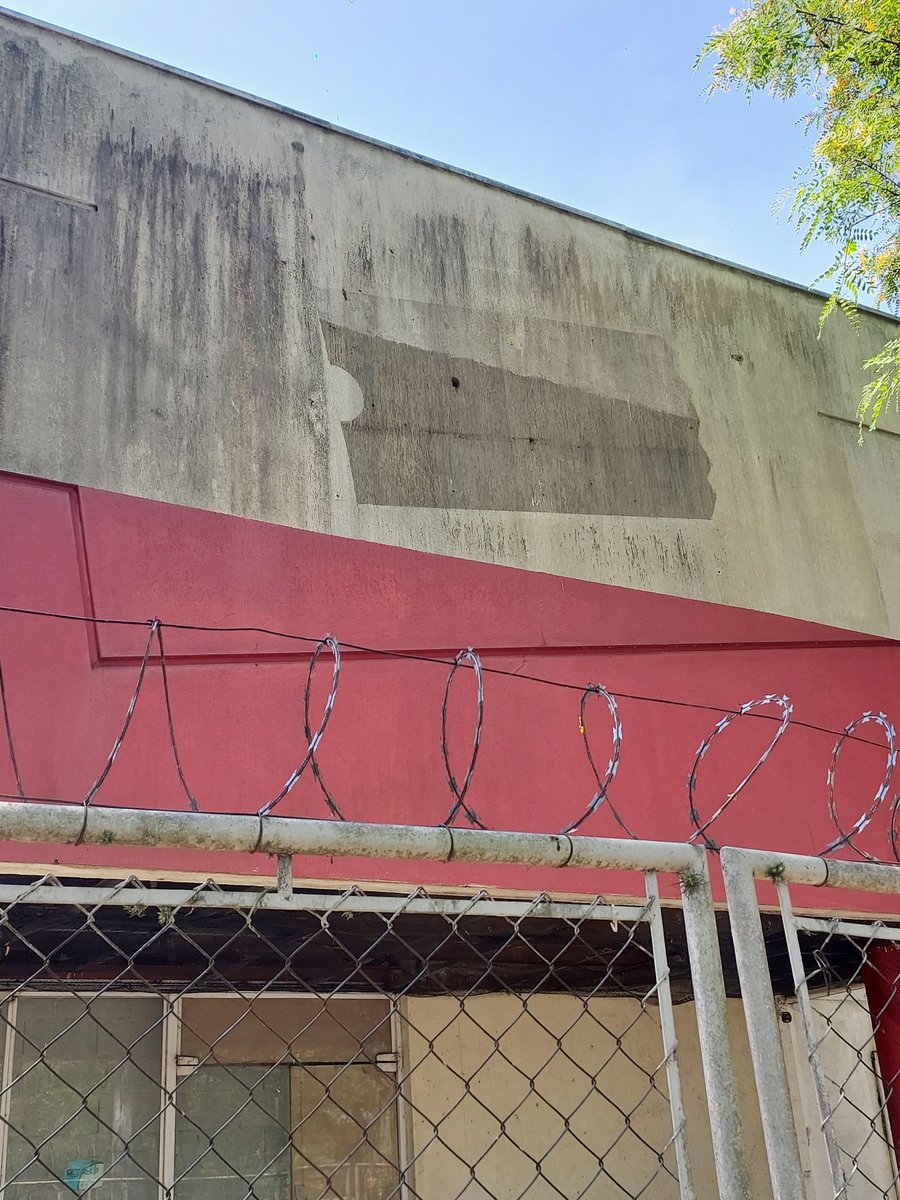 Odairbrazjr's tweet photo. Os últimos resquícios de uma era? No Alto de Pinheiros existe um imóvel que foi uma Blockbuster até 2000, 2001. Fui sócio. Ela fechou e nunca mais virou nada ali, então ficaram uns restos. Tem até hoje a marca do logo e os nomes de atores nas vagas de estacionamento. https://t.co/kuY24lf9wF