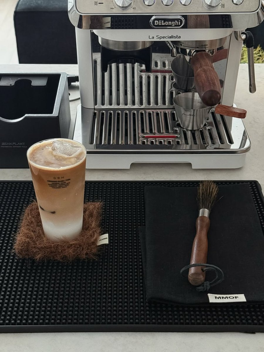 MonetIntih1pbv's tweet photo. The humid, gloomy weather has left this homebody with no energy to move. My husband is working this Saturday, so I get the whole day at home alone. Air conditioning on, an iced latte in hand—home is the best. Have a happy weekend despite the bad https://t.co/9cFWhWeREC