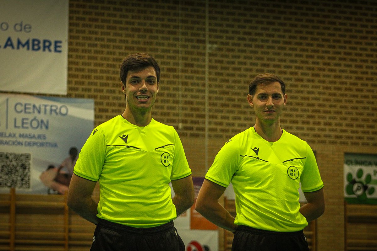 CoGAFS's tweet photo. 🏆 Copa de España | Eliminatoria Previa
👥 Adrián Sanz / Miguel Cazón
👤 David Calvo
@VQfutsal 🆚 @RiverZamoraFS
📸 @erm_photo_ IG
#futsal #aretofutbola #futsalreferee #villaquilambre #cogafs https://t.co/9PD6zP0aX7